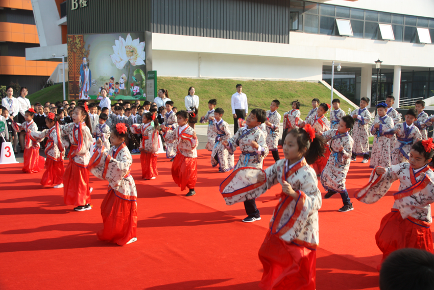 徐州市樹恩附小三（1）班全體學(xué)生身穿漢服表演《孔子爺爺》